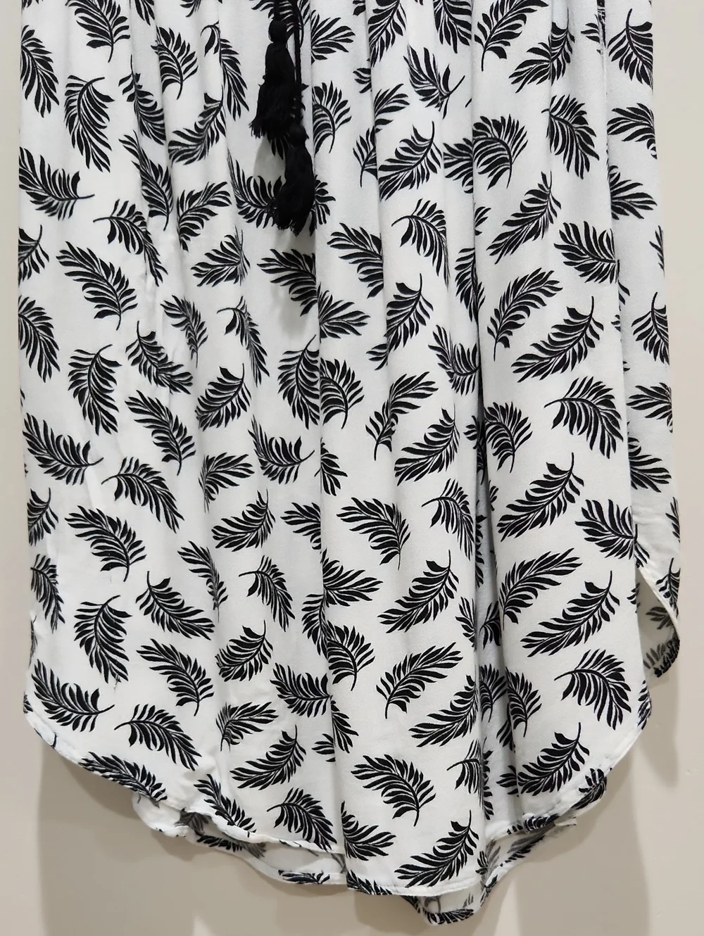 H&M White Skirt with Black Leaf Print and Drawstring Size L